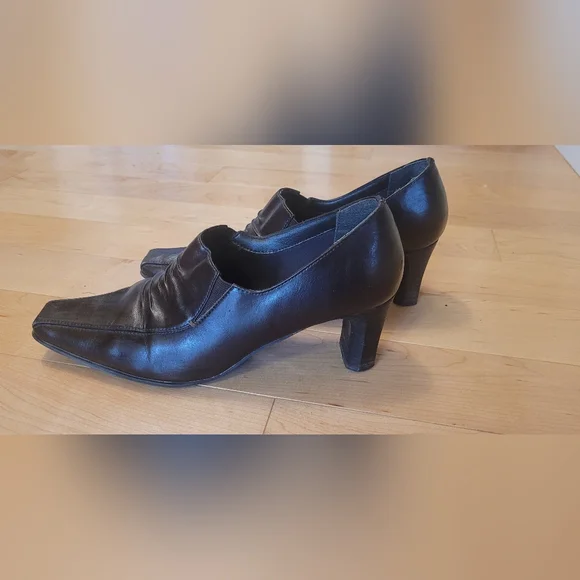 Shoes - Picture 1 of 4